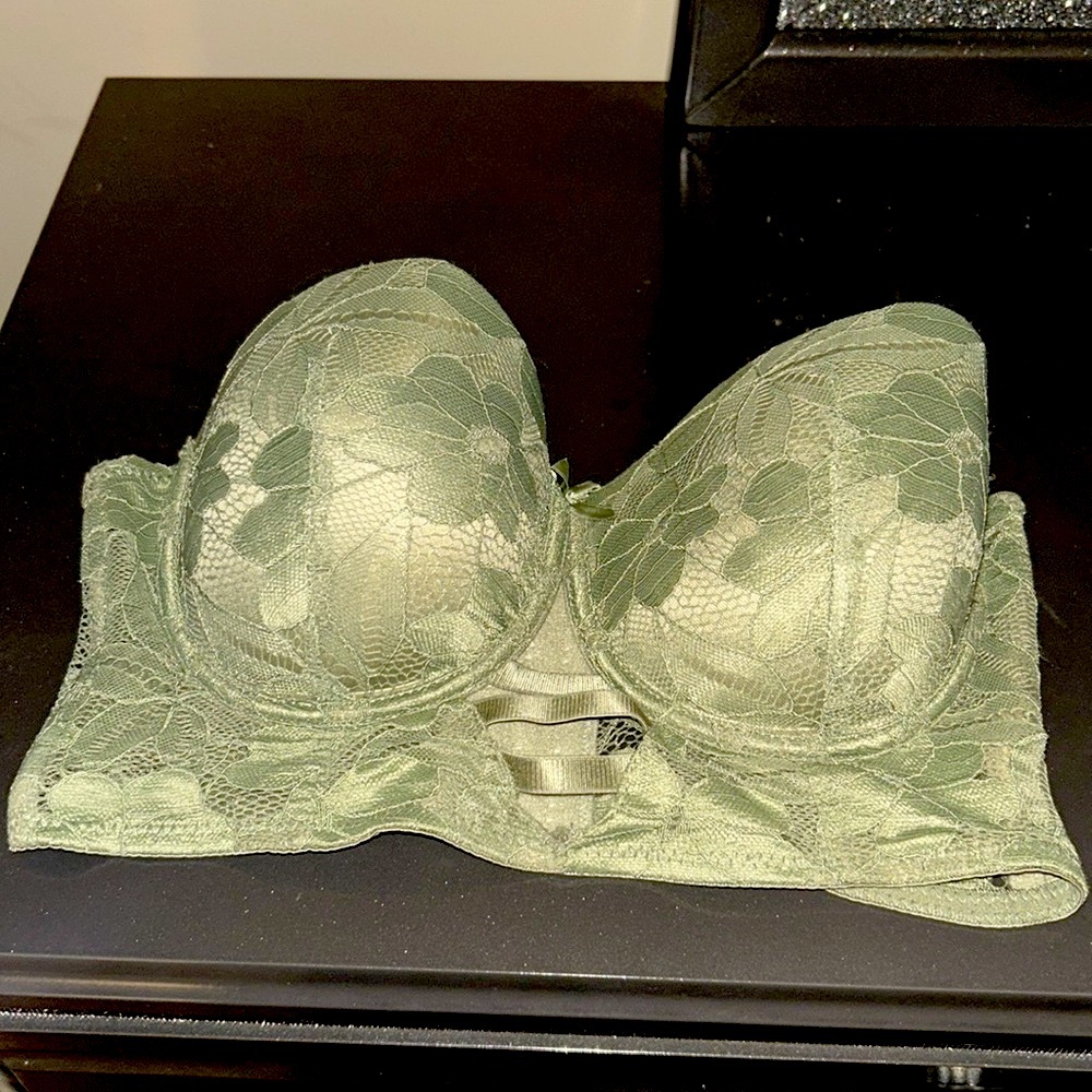 Body frosting and intimate lacy bra size 34D - Picture 3 of 3